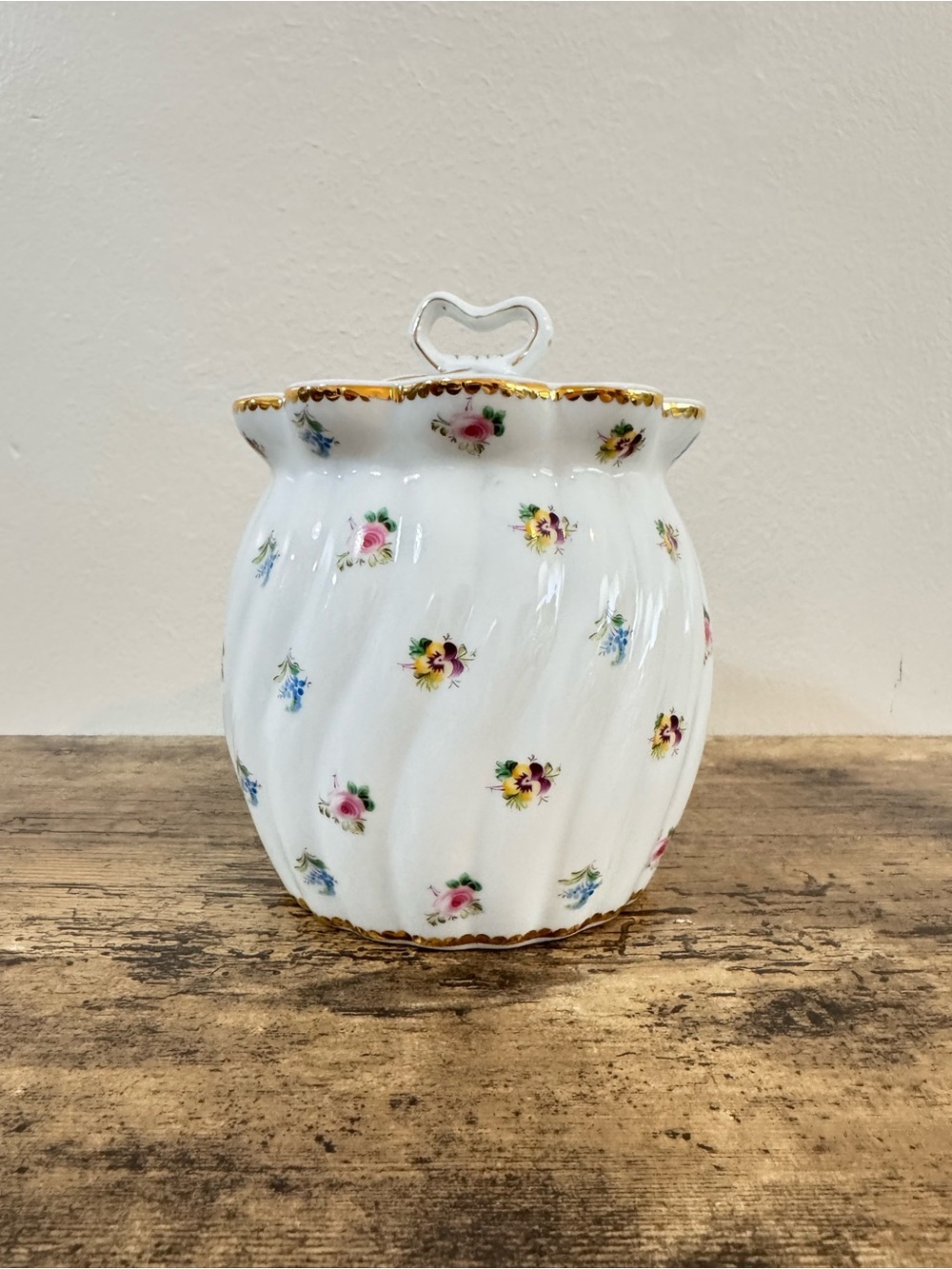 Porcelain Lidded Biscuit Jar Floral Gold Trim Heart Handle England - Picture 2 of 9